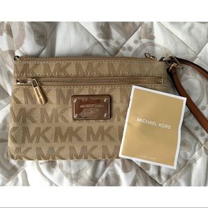 Michael Kors wristlet ✨